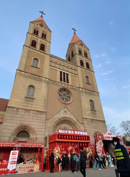2月1日至2月5日，“好品山东 商行天下”主题的山东消费促进年暨“乐购青岛”龙年消费节在青岛中山路海誓山盟广场举行。集团旗下“青岛”“崂山”两个中华老字号品牌，以“千好万好不如青岛 千难万难不离崂山”为主题在“中华老字号贺年会”C位设立联合特展区。图为活动全景(1).jpg